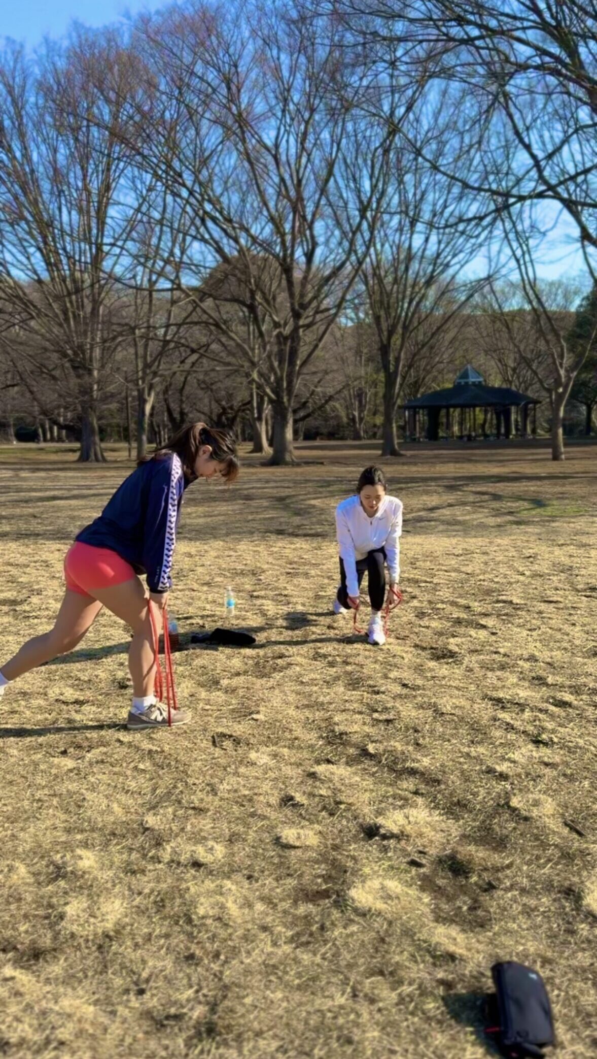 青空の下で行う公園トレーニング